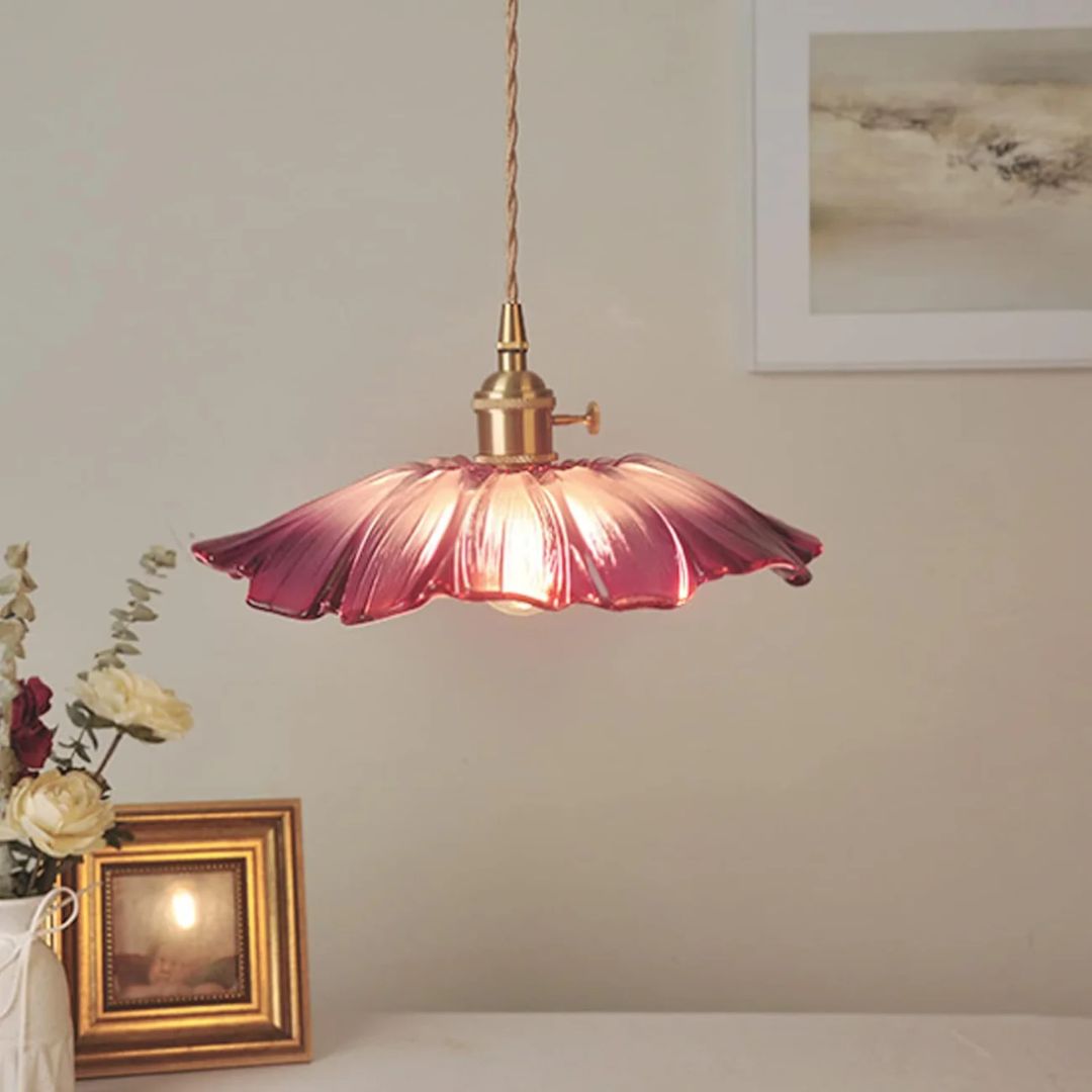 Flower-shaped pendant light – Deep red glass with a gold socket, for the dining room or living room