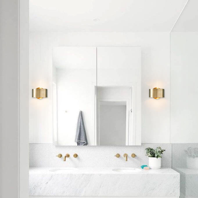 Mid Century One Light Wall Sconce in Brushed Brass Finish